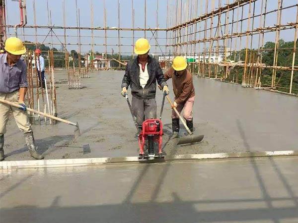 替代了傳統(tǒng)施工工藝中的滾筒和刮尺兩道工序，降低了成本，提高了效率