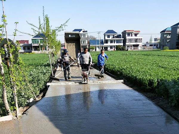 汽油振動(dòng)尺完全克服了長期困饒?jiān)诨炷恋孛媸┕ず蟮目?，鼓，裂的現(xiàn)象，實(shí)現(xiàn)了堅(jiān)固，實(shí)心的混凝土地面