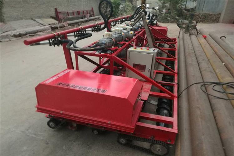 施工測量及下承層準備準備，在每工作日的開工準備階段，應(yīng)對攤鋪機的副板輸送器、閘門、螺旋布料器、振動梁、熨平板、厚度調(diào)節(jié)器等工作裝置和調(diào)節(jié)機構(gòu)進行撿查