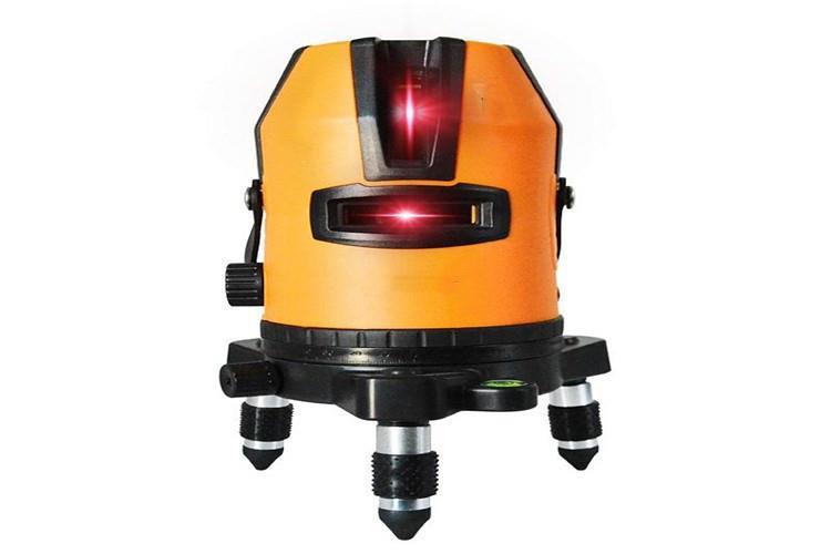 基層處理好后，先對(duì)激光紅外線找平儀進(jìn)行設(shè)備調(diào)試，根據(jù)原始水準(zhǔn)點(diǎn)引做固定基準(zhǔn)水準(zhǔn)點(diǎn)，鋪設(shè)塑料薄膜，綁扎鋼筋網(wǎng)