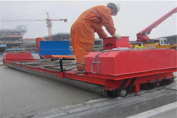 混凝土整平攤鋪機的防銹操作很重要，長時間停放應每個月發(fā)動一次攤鋪機并行駛，使蓄電池充電