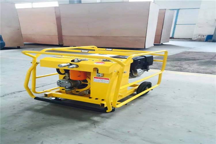 路面混凝土整平機(jī)的螺栓、螺母的緊固件很多，為使連接可靠，應(yīng)該要保障其有足夠的預(yù)緊力