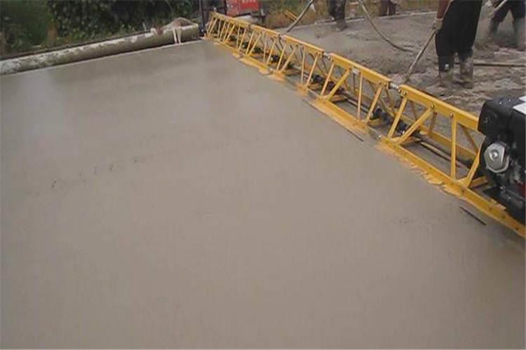 如果分別操縱路面混凝土整平機(jī)各機(jī)構(gòu)，僅僅靠液壓油將回路中的舊油逐一排出，一直到回油總管有新油流出為止