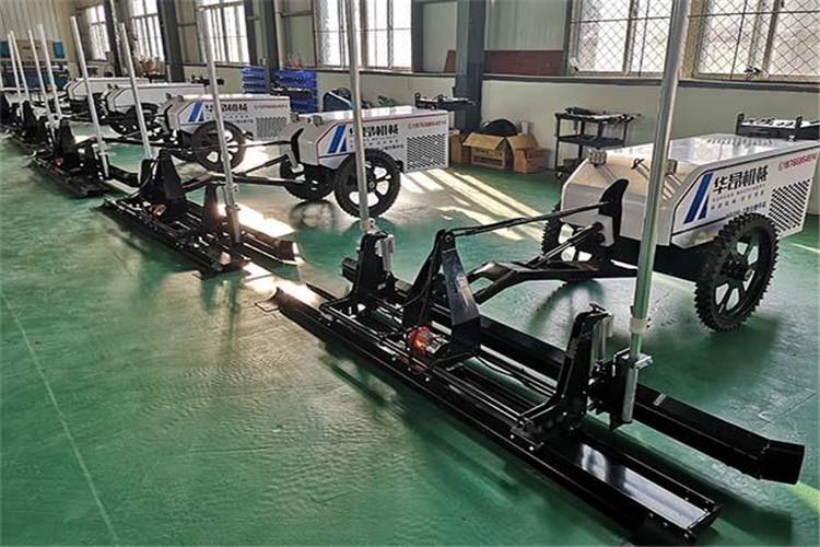 工作前，混凝土激光整平機操作人員應(yīng)充分了解施工作業(yè)環(huán)境，登機前，應(yīng)確認整平機前方、兩側(cè)和底部沒有人員或障礙物