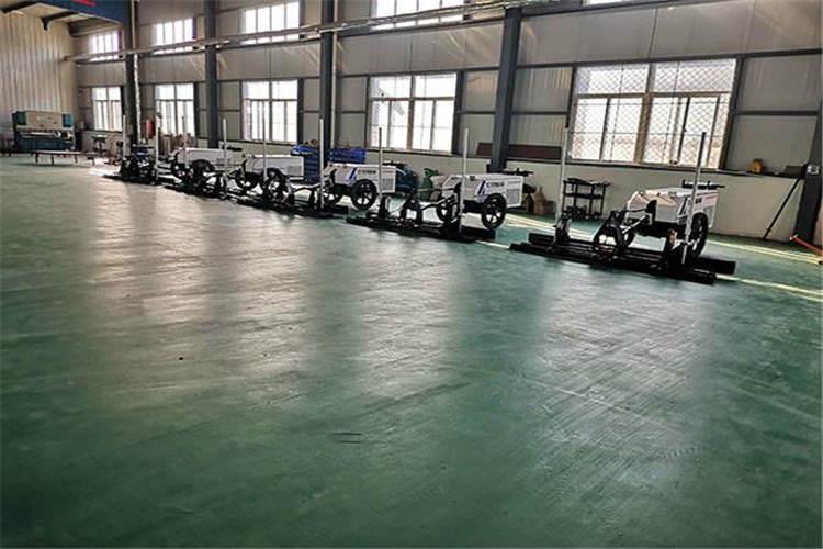 激光發(fā)射器產生旋轉激光，混凝土激光整平機上自帶的激光接收器接受到信號，由激光測控系統進行分析