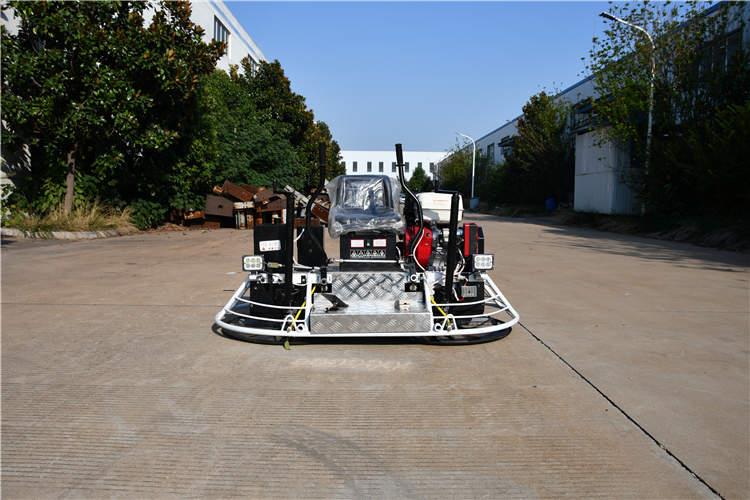 80臥式抹光機機械式轉(zhuǎn)向操作系統(tǒng)，反應(yīng)靈敏，操作輕松、舒服