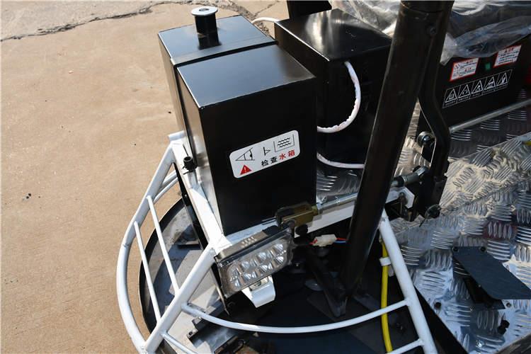 其加強型的變速箱和離合器大大提高了機器的可靠性，使得操作簡單，快速