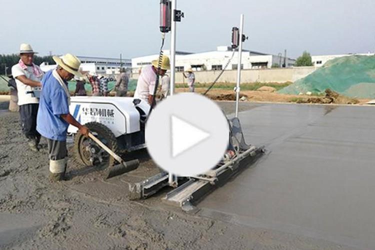 二輪激光整平機(jī)施工進(jìn)行中