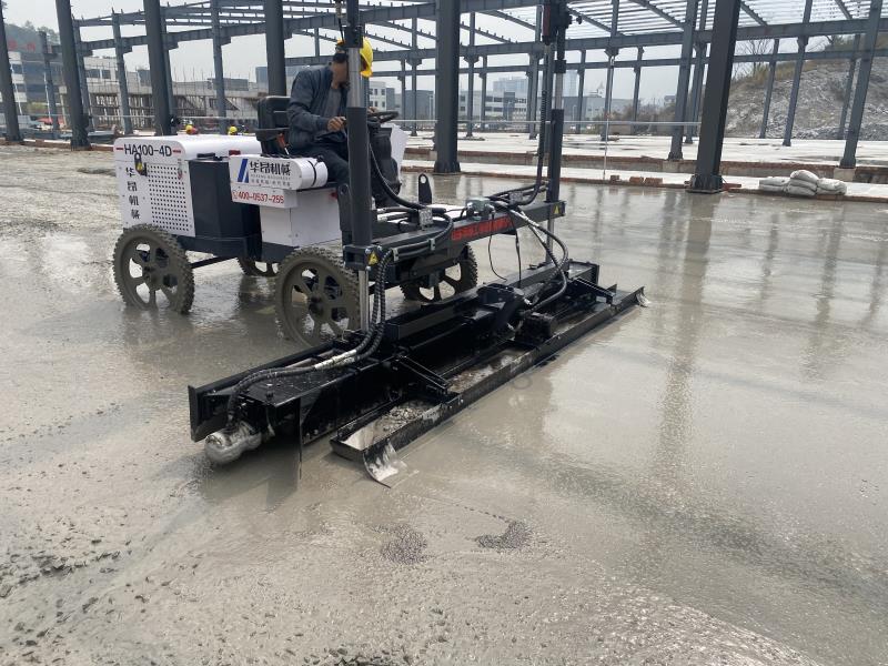 混凝土整平機(jī)設(shè)備操作人員應(yīng)對(duì)機(jī)器的構(gòu)造、性能有充足的了解，仔細(xì)閱讀使用說明書，熟悉操作規(guī)范，正確的操作和保養(yǎng)