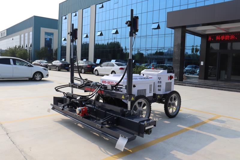 混凝土整平機(jī)行走之前要先檢查一下路面情況，排除路面的障礙物，讓無關(guān)的人員遠(yuǎn)離挖機(jī)，然后提升鏟斗準(zhǔn)備起步