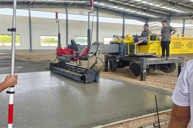 中型伸縮臂激光整平機廠房施工中