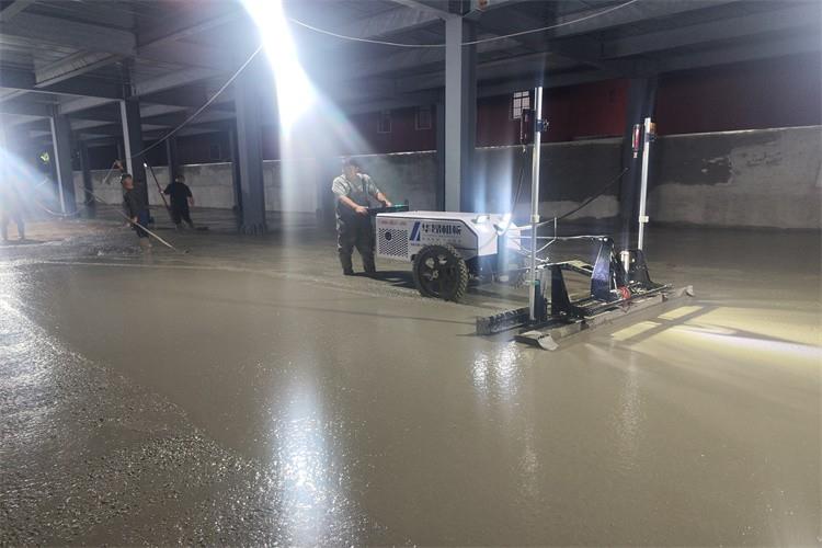 華昂二輪激光整平機夜晚施工現(xiàn)場