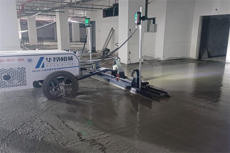 華昂100-2L二輪激光整平機正在地下室施工