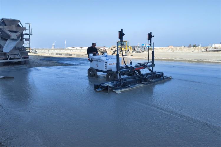 高配款四輪HA100-4L激光整平機施工現(xiàn)場